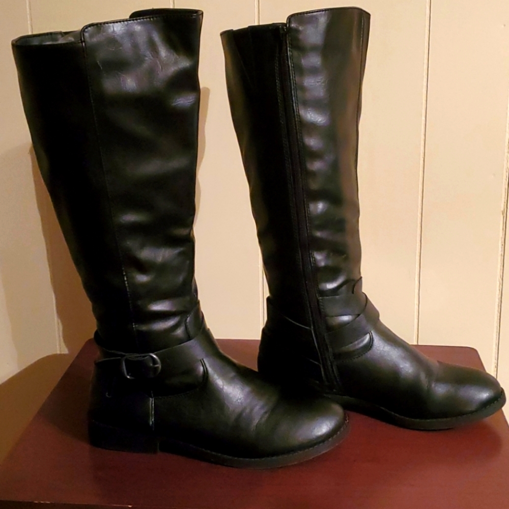 Black boots, wide width